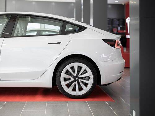 Samochody Tesla: Konstrukcja, osiągi, bezpieczeństwo i więcej!